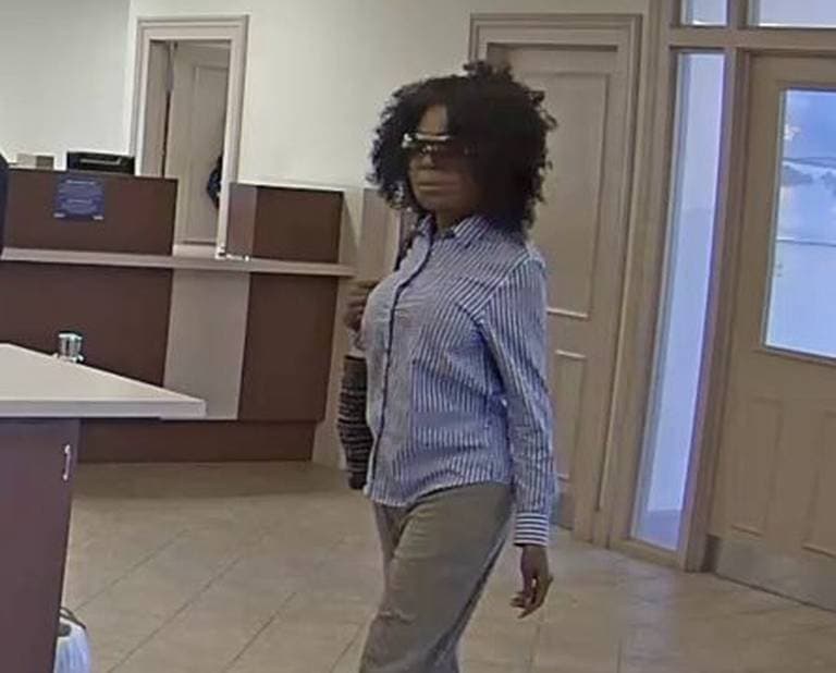 La Policía de Gulfport, Mississippi, reveló las imágenes de la mujer sospechosa de robar en BanCorp South, quien luego fue identificada como 'Iconic Facce'.