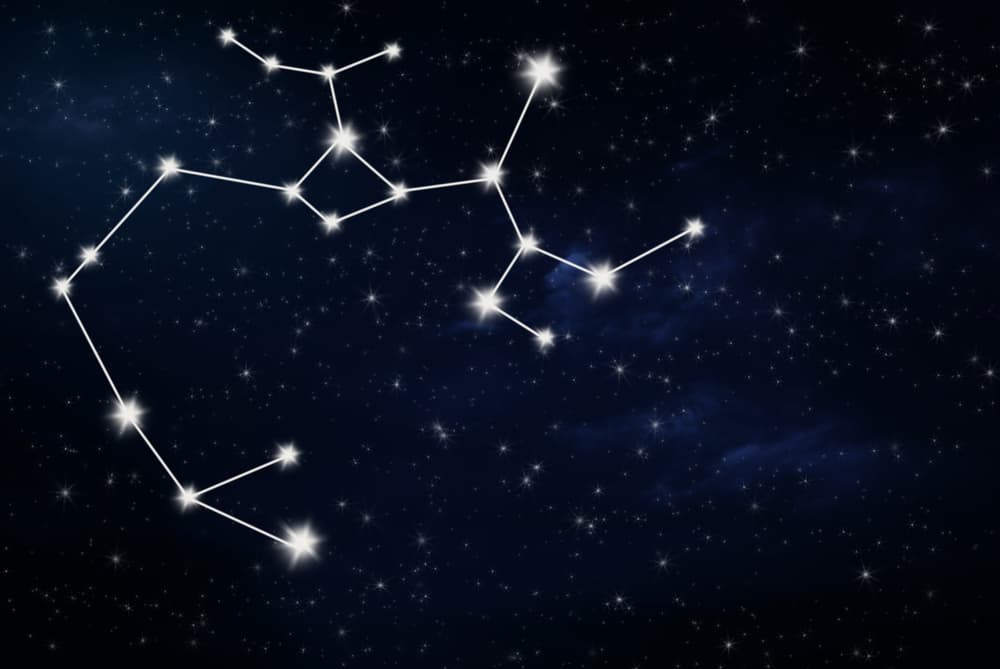 <b>SAGITARIO</b>
<br>Este es el arquero, el centauro, mitad hombre mitad caballo, con su arco dispuesto a lanzarlo en cualquier momento, libre y espontáneo, amante de la naturaleza. La Constelación de Sagitario contiene 15 objetos que no son estelares, eso es más que ninguna otra constelación. También es la quinta constelación más grande, incluyendo 65 estrellas visibles. 
<br>