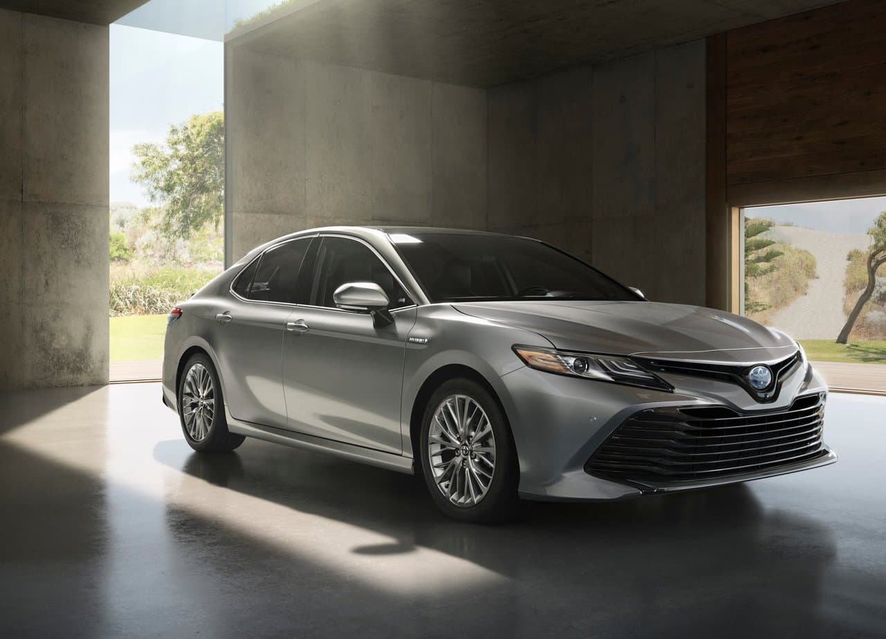 El Toyota Camry es uno de los sedanes medianos más destacados. Ofrece una conducción agradable, muchas características de seguridad activa y uno de los mejores consumos de combustible en el segmento. 
<br>
<br>En imagen: Toyota Camry 2018