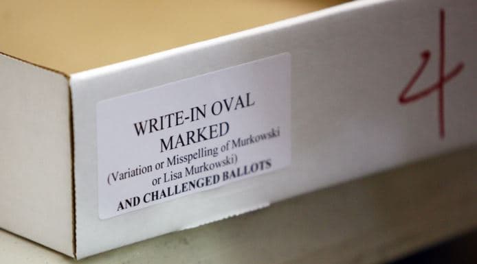 Una caja con votos para Lisa Murkowski en Alaska, algunos con errores en su nombre, en 2010