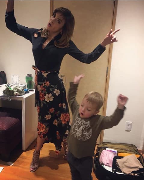 Este pequeño ha hecho muy buena química con
<b><a href="https://www.univision.com/programas/novelas/silvia-navarro-recibio-a-su-pequeno-santa-claus-fotos">Silvia Navarro</a></b>, por eso mientras no están grabando se la pasan jugando y hasta bailando: "Ritmoooooooo", escribió la actriz en Instagram.