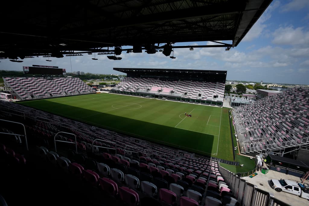 Inter Miami anunció planes para presentar a Messi junto con otros jugadores nuevos entre ellos sus excompañeros del Barcelona Sergio Busquets y Jordi Alba (que podría faltar a la gala pues su esposa espera bebé) en un evento llemado "The Unveil", que incluirá "discursos en el campo y entretenimiento".