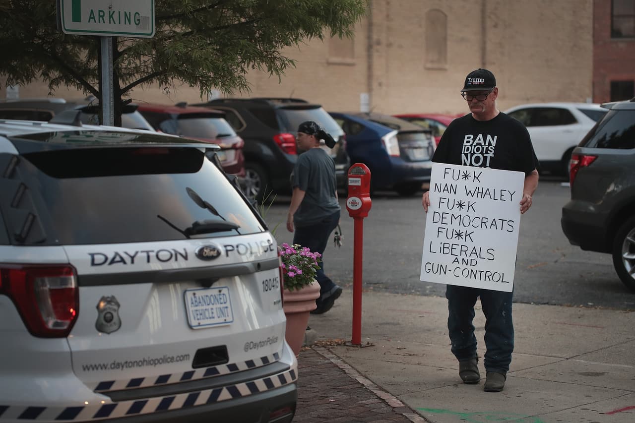 Otro partidario de Trump en Dayton lleva un cartel donde expresa que no debe existir una prohibición a las armas. Los demócratas han acusado al presidente de eludir su responsabilidad culpando de la violencia a las enfermedades mentales y la influencia de las redes sociales.