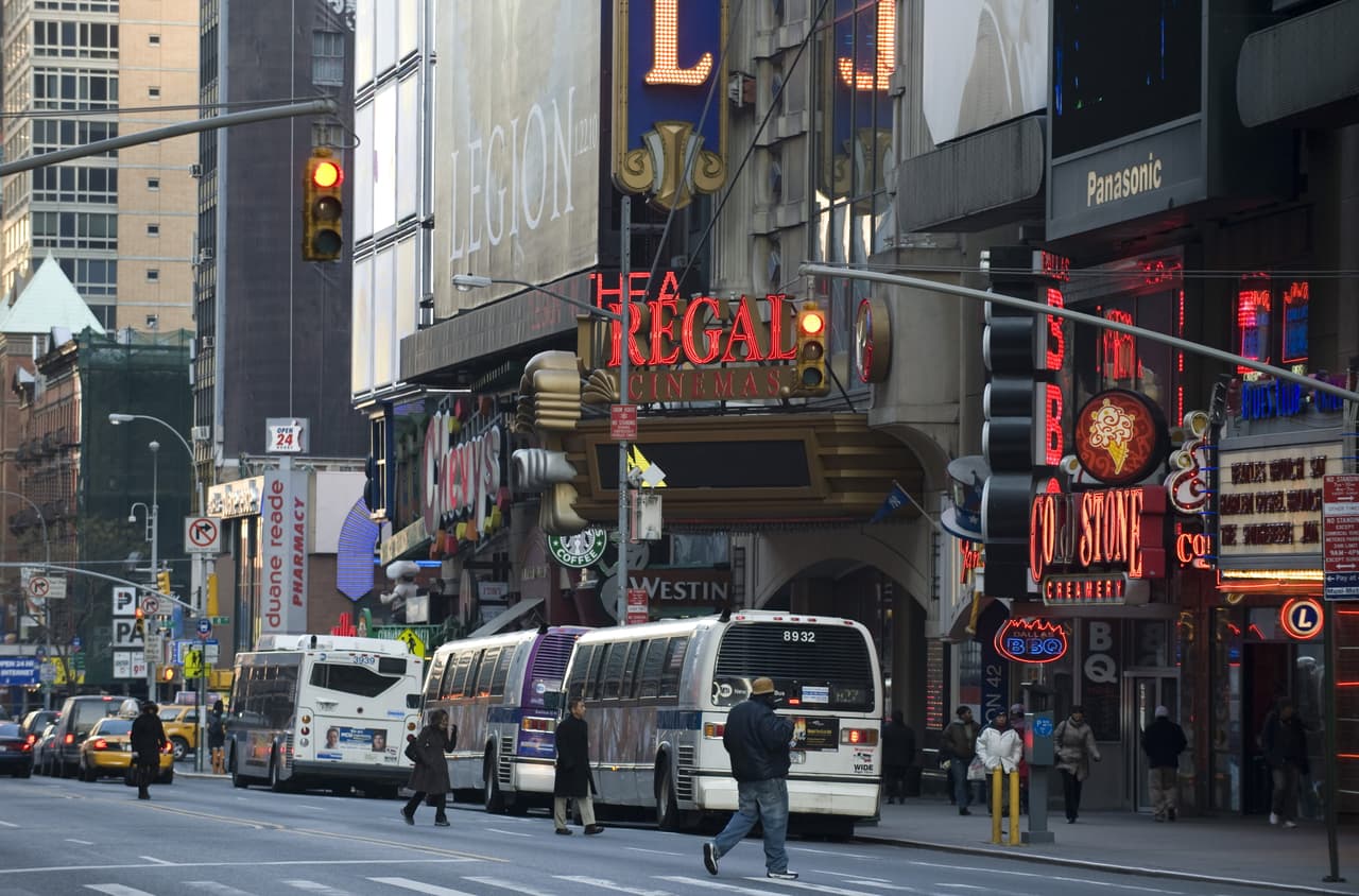 En la Terminal de autobuses del centro de la ciudad, donde el acceso está restringido entre la 1:00 a.m. y las 6:00 a.m. Durante ese tiempo, el ala sur está cerrada y todas las salidas operan desde el ala norte.