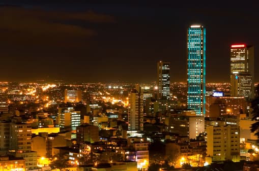 <b>Bogotá, Colombia</b>.- Esta ciudad ocupa el noveno puesto de la lista entra las ciudades más estresadas. Según datos del portal 
<i><a href="https://www.eltiempo.com/archivo/documento/CMS-9416164" target="_blank">El Tiempo </a></i> uno de cada cinco bogotanos ha consultado un especialista por padecer, seriamente, de depresión, ansiedad, angustia, nerviosismo o estrés.
