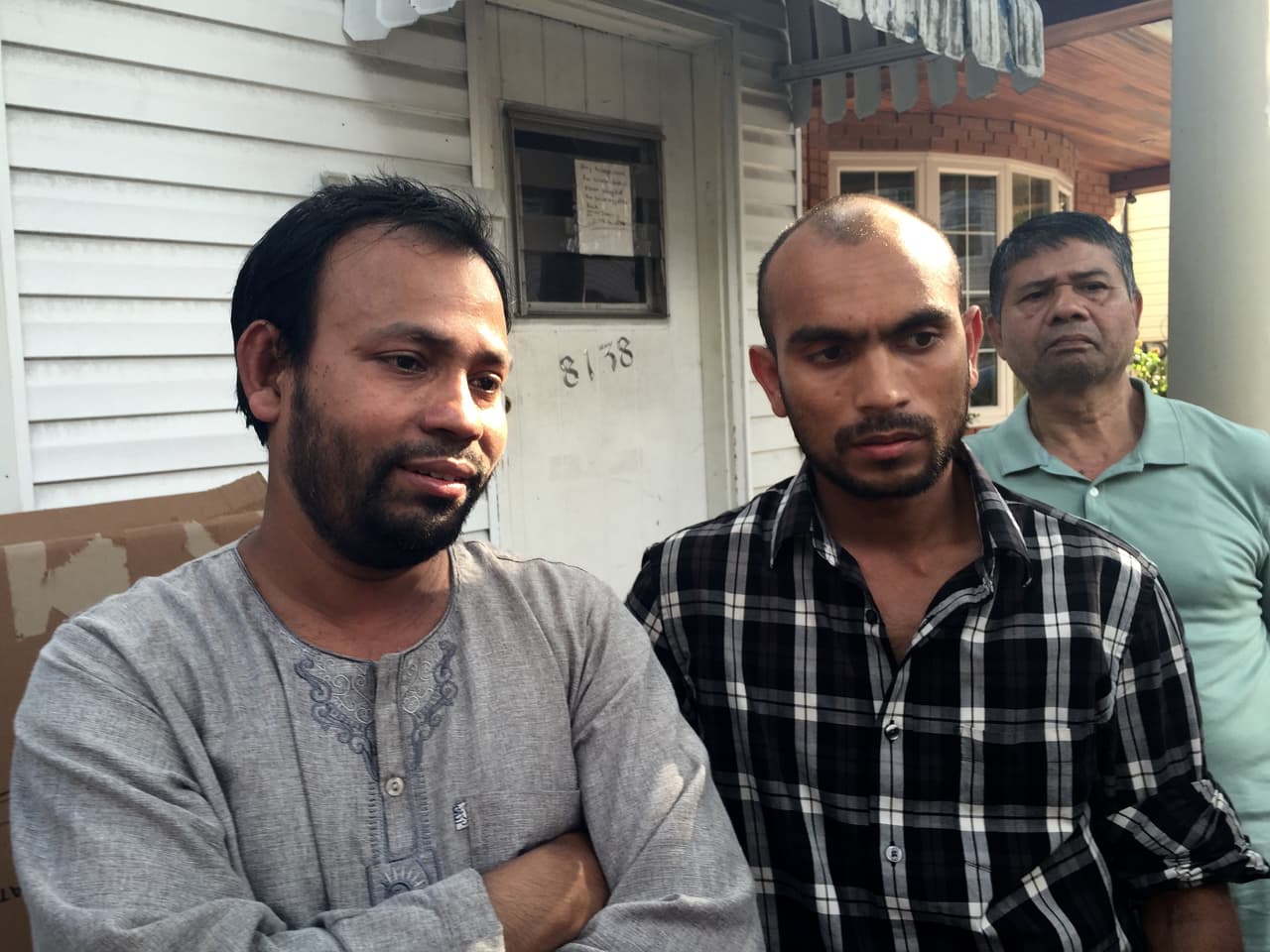 Saif Akonjee (camisa a cuadros) dijo que su padre era entregado a su comunidad