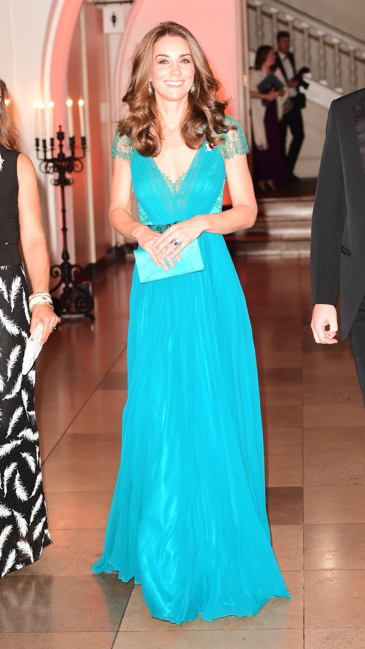 Tras el nacimiento de sus tres hijos, el vestido de
<b><a href="http://www.jennypackham.com/"> Jenny Packham</a></b> le sigue quedando perfecto a la duquesa de Cambridge.