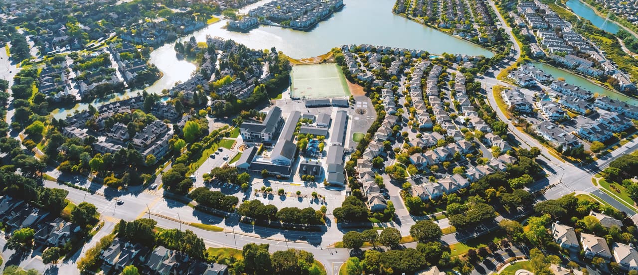 <b>Puesto 18. Foster City, California</b>
<br>
<br>Valor promedio de una vivienda: 1,245,800 dólares.
<br>
<br>Promedio de la mensualidad de la hipoteca: 3,638 dólares.
<br>
<br>Porcentaje de unidades de vivienda con hipoteca: 73.4%.
<br>
<br>Porcentaje de propietarios de viviendas: 57.1%.
<br>
<br>Ingreso familiar promedio: 158,529 dólares anuales.
<br>
<br>Según el estudio de 24/7 Wall St, a pesar de que los precios se han disparado en los últimos meses, el inventario de viviendas en el país está en un mínimo histórico, así como el tiempo que duran las residencias a la venta en el mercado.
<br>