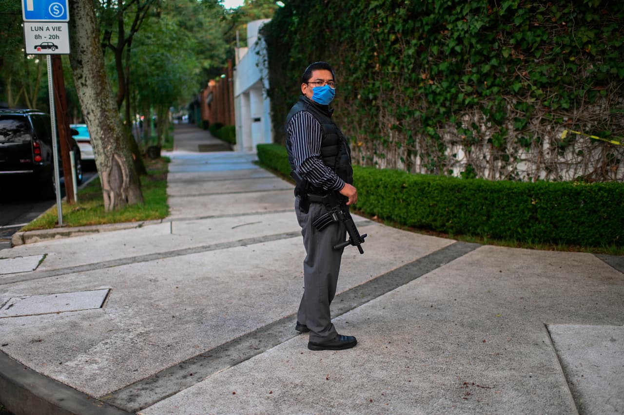 Un investigador en la escena. La pugna entre grupos criminales como La Unión de Tepito, Fuerza Anti Unión y el Cártel de Tláhuac -que tienen alianzas con poderosos cárteles del país- se vincula a la violencia existente en la Ciudad de México.