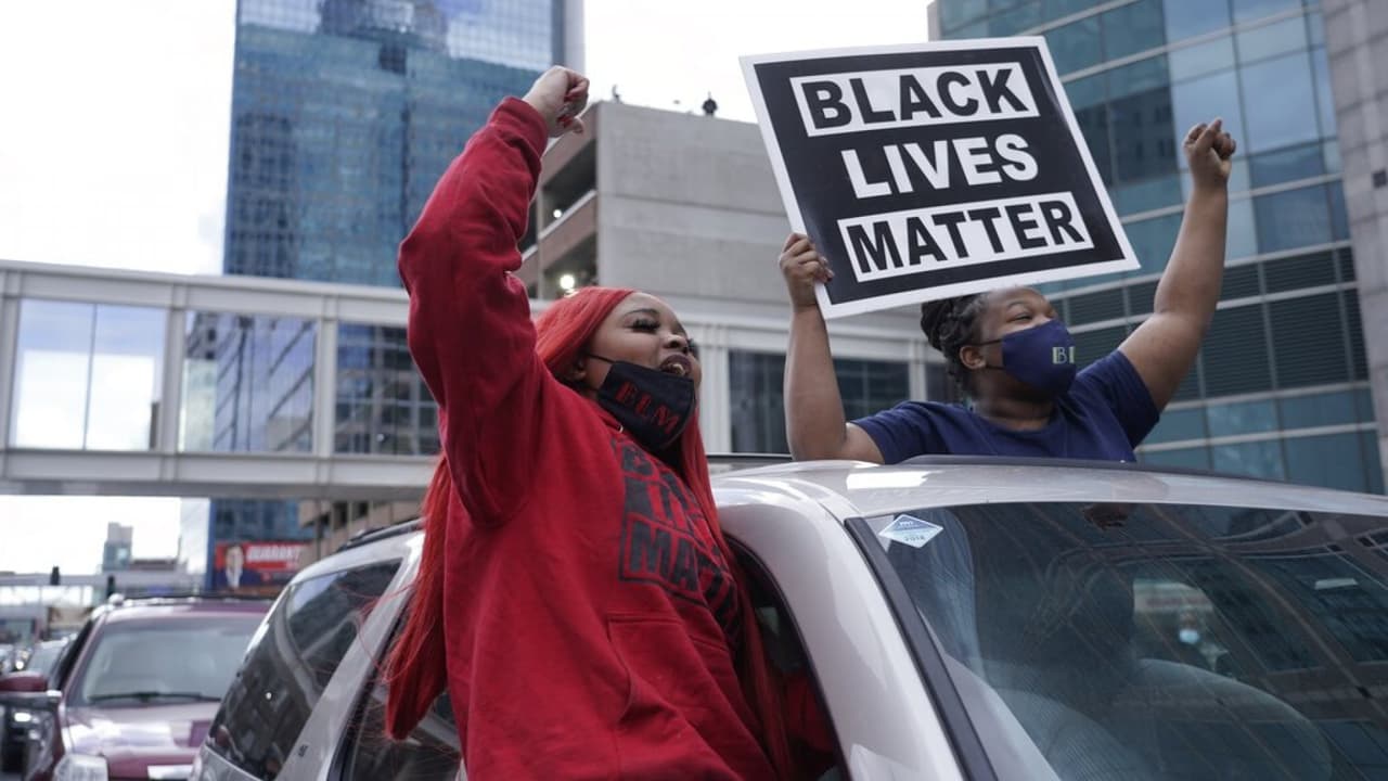 El jurado encontró al expolicía Derek Chauvin culpable de los tres cargos que tenía en su contra por la muerte de George Floyd. 
<a href="https://www.univision.com/noticias/estados-unidos/biden-veredicto-derek-chauvin-por-el-asesinato-de-george-floyd">El presidente Biden y la vicepresidenta Harris</a> llamaron a la familia de Floyd para manifestarle su apoyo.