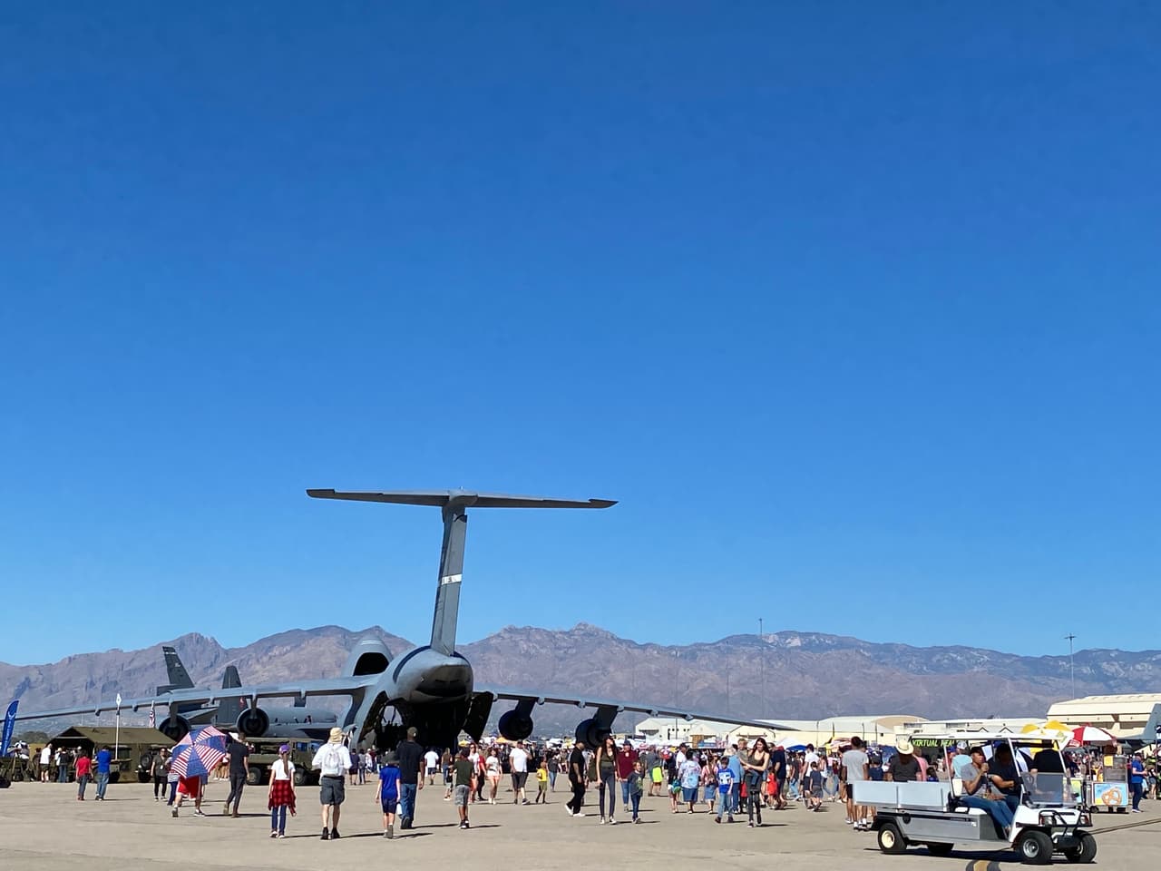 El evento gratuito tenía un área reservada para ver el espectaculo en primera fila con un costo adicional. El show del aire en la Base Aérea de EEUU Davis-Monthan en Tucson se llevó a cabo este fin de semana.