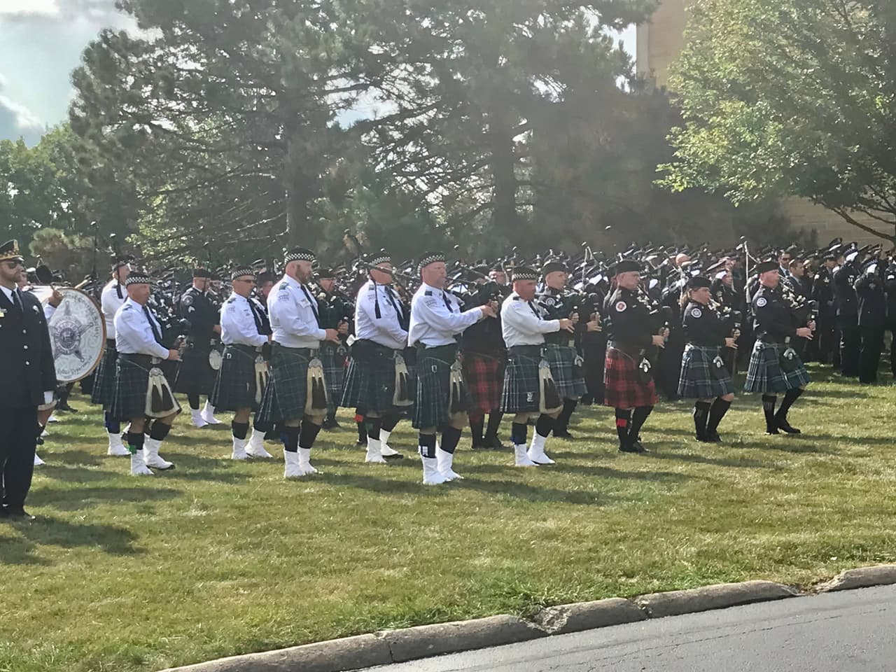 "Vengo aquí para despedirla, y decirle adiós y que Dios la bendiga y para enseñar respeto, porque los oficiales lo que están viviendo hoy en día es muy triste y necesitan el respeto del público", lamentó Virginia Casas, residente que se acercó a dar sus respetos a la oficial French.