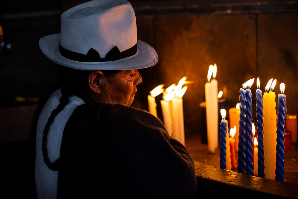 El rito de las velas de colores es parte de la celebración que cada primero de enero se organiza en torno a la Virgen de la Nube. El templo también es visitado por quienes planenan migrar al norte. Los colores morado y rosado se encienden para pedir buena suerte en el viaje.