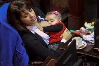 Victoria Donda Pérez ha dado la vuelta al mundo a través de las redes sociales por esta imagen, tomada de Twitter.