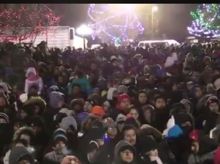 Desafiando el frío y la nieve, miles de peregrinos llegaron hasta el Cerrito del Tepeyac en Des Plaines para rendirle homenaje a la Patrona de México y Emperatriz de América, la Virgen de Guadalupe.