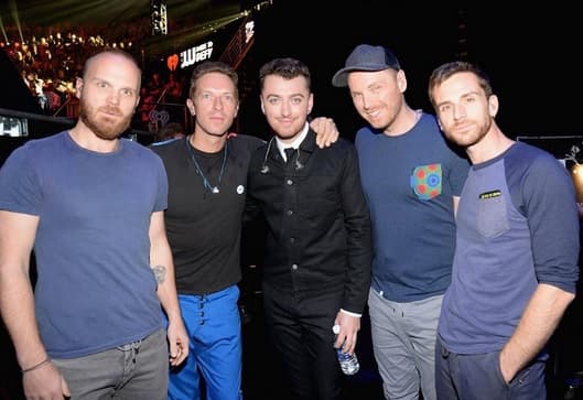 En esta foto vemos a puro talento: Sam Smith con los miembros de Coldplay.