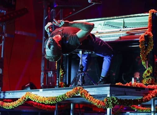 Una de las cosas que más llamó la atención en la actuación de Coldplay fueron los pasos de baile de Chris Martin. ¡Se nota que hace yoga!