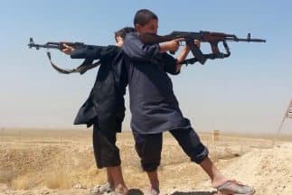 Los niños son entrenados para llevar armas, mantener lugares estratégicos y arrestar a civiles. (Imagen tomada de Twitter)