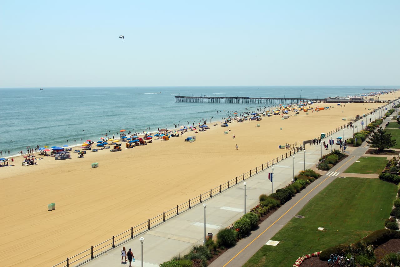 <b>Puesto 21.</b>
<b>Playa de Virginia Beach, Virginia</b>. “La playa es muy amplia y limpia, y el paseo marítimo es increíble. Hay gente de todo tipo divirtiéndose”.