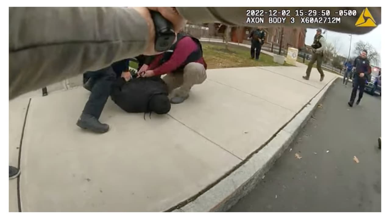 El iba vestido de color oscuro de los pies a la cabeza, incluso llevaba guantes de plástico en las manos.