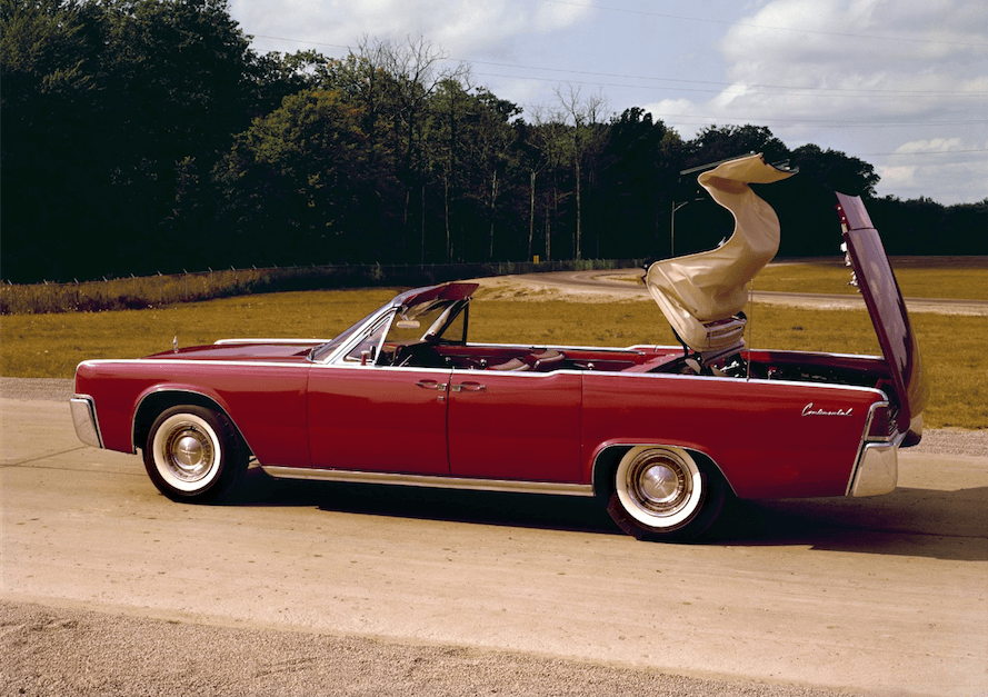 La capota del Lincoln Continental de 1961 en acción