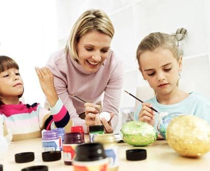 Cosas de niñasEl campamento Rockbrook para mujeres ofrece una amplia oferta de actividades manuales desde la cerámica, pintar playeras, hacer collares aprender hacer papel, entre otras. La expresión creativa es una buena manera para mejorar la autoestima de tus pequeñas.Más informacion: www.rockbrookcamp.com