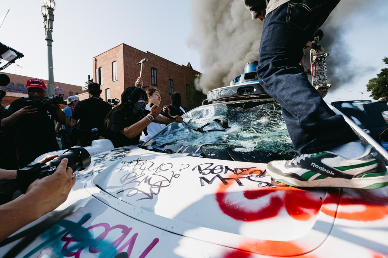 Los ‘Waymo’ funcionan como un servicio de transporte compartido, como Uber o Lyft, pero tienen la distinción de que 
<b>no tienen conductor.</b>
<br>
<br>Esa es una de las razonas por las que 
<b>aún no se da a conocer exactamente cómo fue que estos vehículos llegaron</b> hasta el sitio de la protesta. 
<i>LA Times </i>indicó que 
<b>presuntamente algunos manifestantes usaron el servicio para llegar a la protesta</b>. 
<br>
<br>Una portavoz de Waymo 
<i><a href="https://www.cbsnews.com/news/waymo-car-california-ice-protests-burning-vehicle-downtown-la/" target="_blank">dijo en un correo electrónico a NBC</a></i> que no creían que sus “vehículos fueran atacados intencionalmente, sino que estaban presentes durante las protestas".