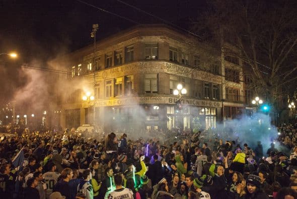 Los fans de los Seahawks se reunieron por miles en la 1st Avenue de Seattle, Washington.
