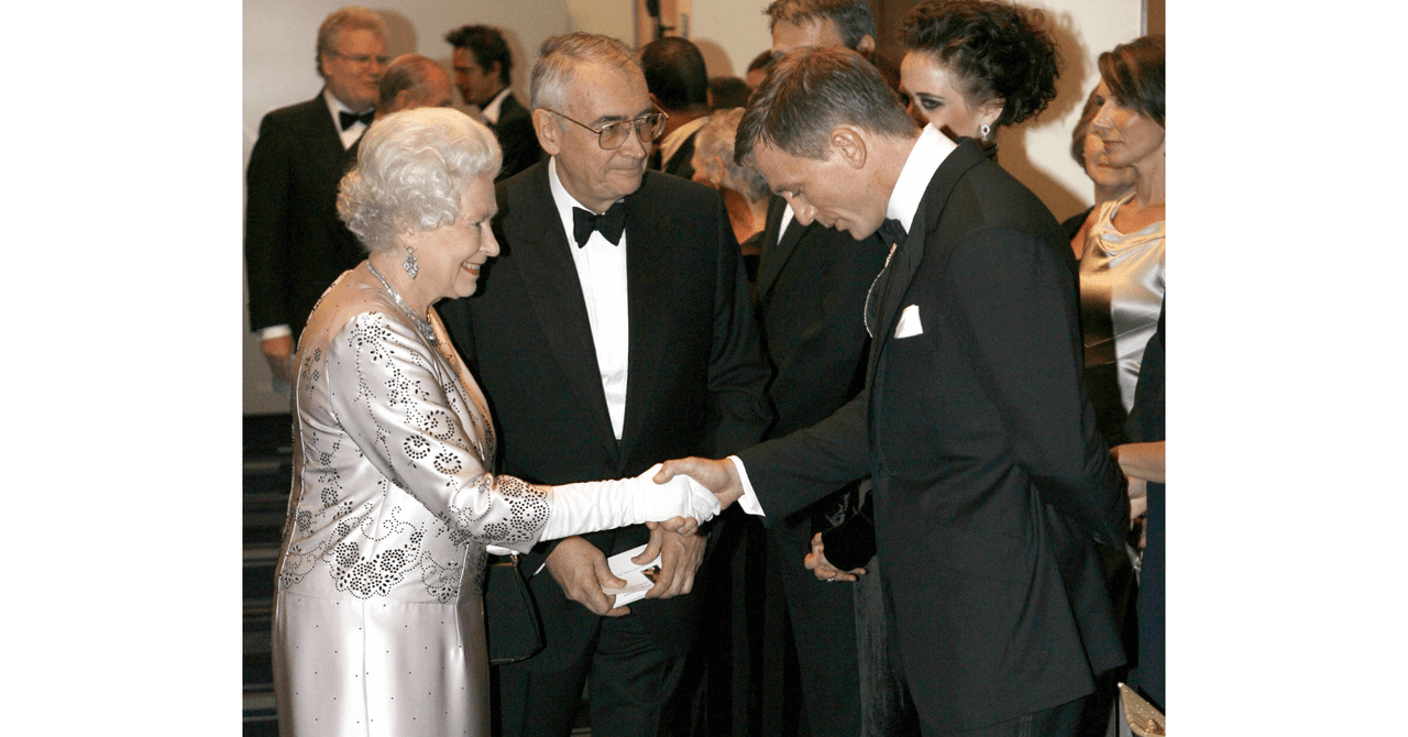 Reina Isabel II y Daniel Craig