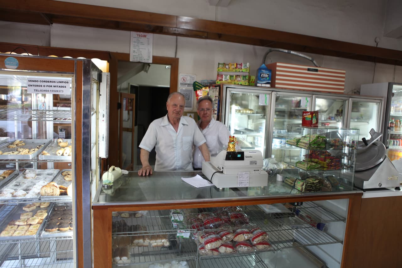 Durante este periodo, con el apoyo de su padre Luca y con el dinero que ganó trabajando en la panadería durante sus ratos libres...
<br>