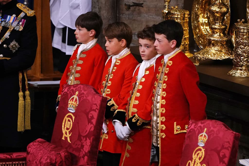 Además del príncipe George, los otros tres pages de honor de Carlos III fueron Lord Oliver Cholmondeley, de 13 años, hijo de Rose Hanbury y David Cholmondeley, lord en espera del rey Carlos III, un alto cargo de la Casa Real; Master Nicholas Barclay, también de 13 años, pariente lejano del rey Carlos y nieto de una de las mejores amigas de Camila; y Master Ralph Tollemache, de 12 años, hijo de Edward Tollemache, ahijado del rey Carlos, y nieto de Lord Thimothy Tollemache y Lady Xa Tollemache, amigos cercanos de Carlos y Camila.