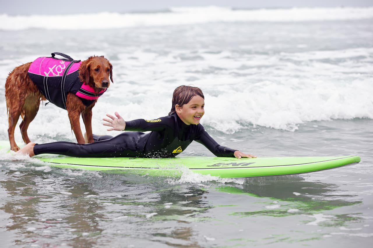 También con niños pasa el tiempo. ¡A todos los anima al nadar junto con ellos!