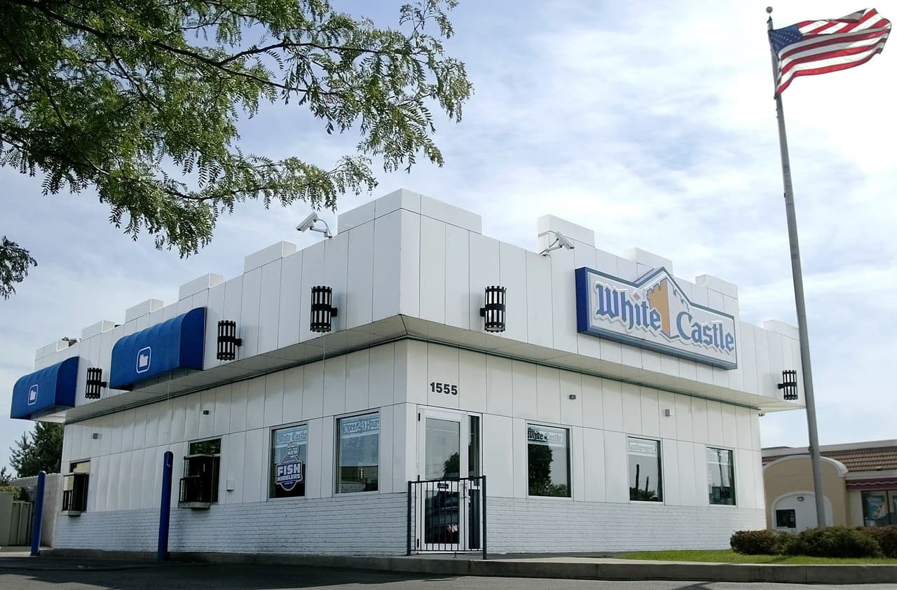 <b>White Castle. Calificación: F. </b>Tiene 381 restaurantes en EEUU y sus ventas en 2017 fueron de 547 millones de dólares. Sus proveedores siguen las pautas de la FDA que permiten el uso de antibióticos para la prevención de enfermedades. No hay ninguna auditoría externa pero la empresa si respondió cuestionario de los investigadores. Acumuló solo 6 puntos de los 100 posibles en la evaluación.