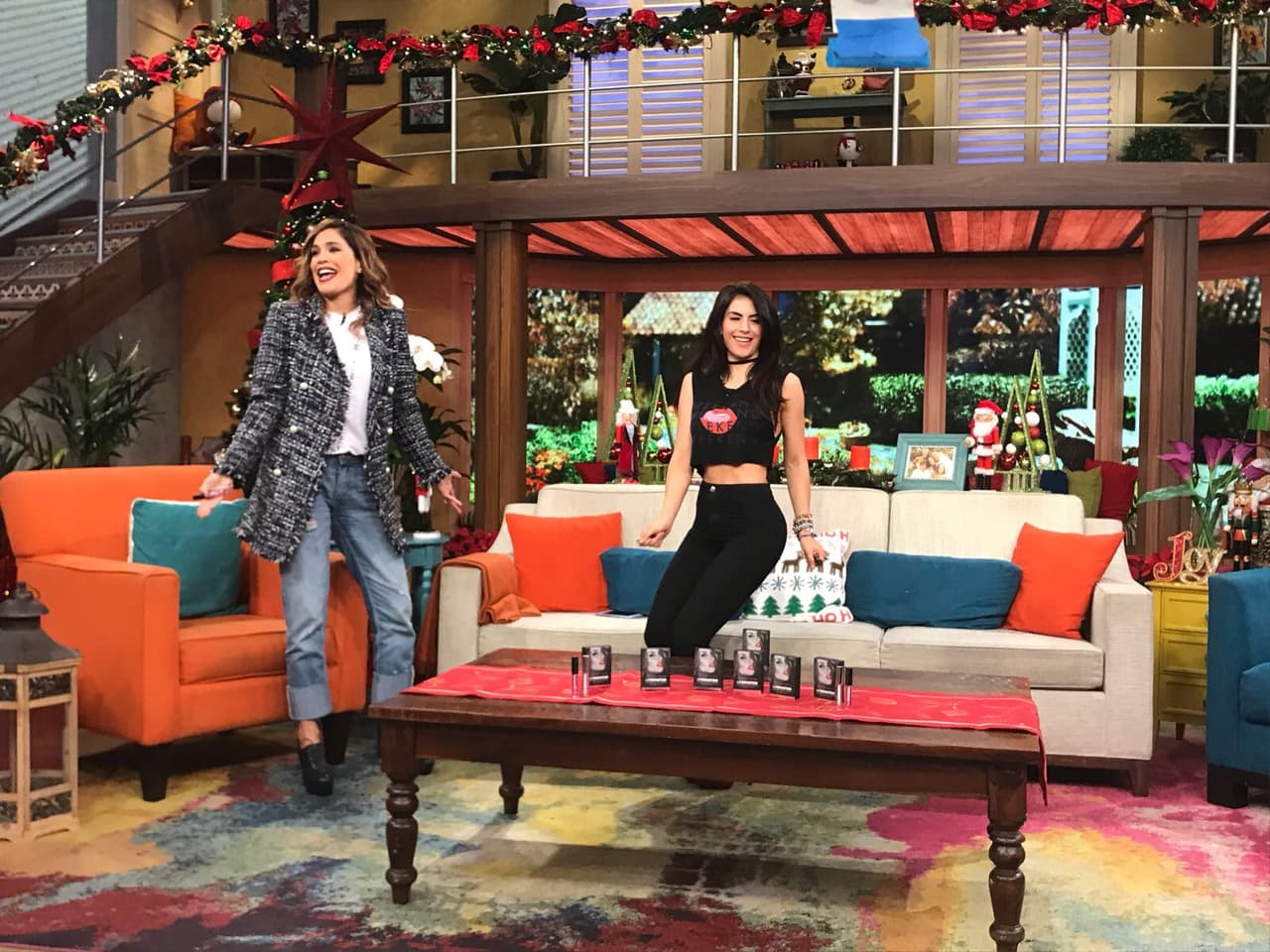 Karlita también hizo lo suyo, imitando los movimientos de esta bella colombiana.