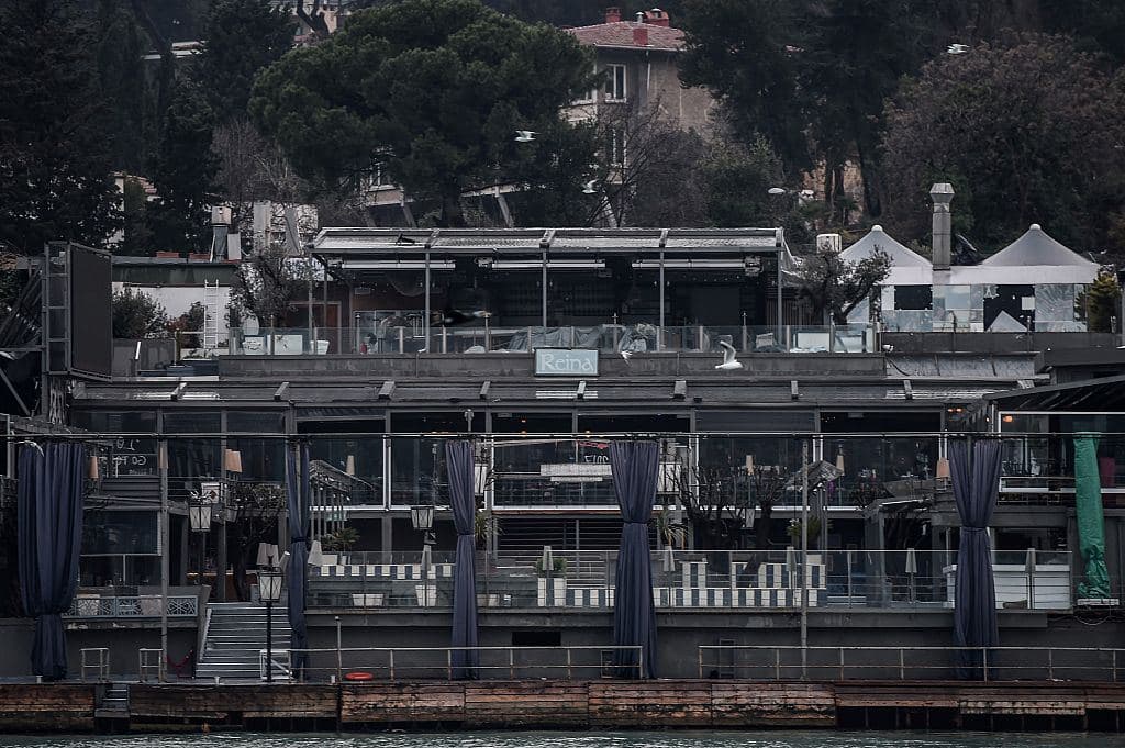 Miembros del equipo forense trabajan dentro del club Reina para obtener pistas que ayuden a dar con el responsable del ataque.