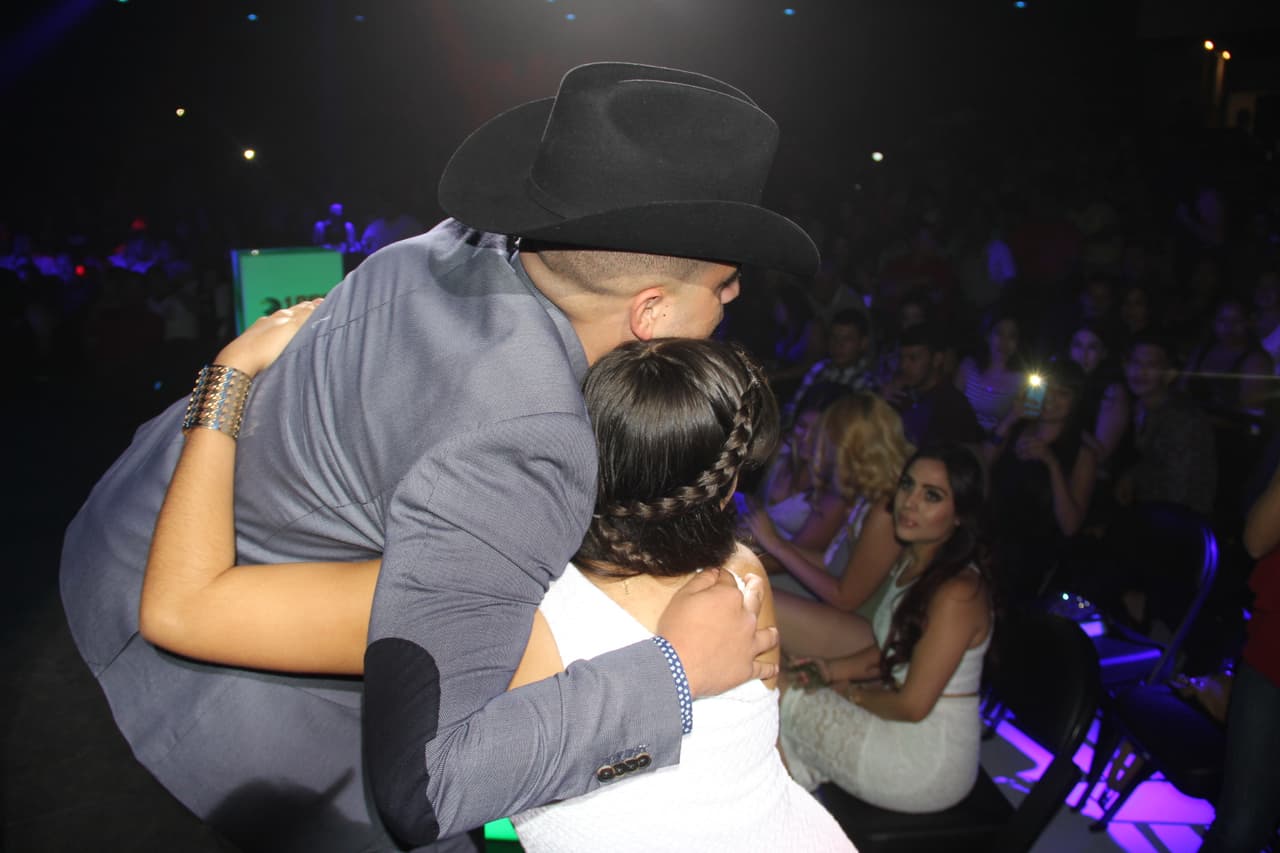 Jesús Mendoza es un talento sinaloense que va creciendo en popularidad, y los fans no se resistieron a sus corridos en este Concierto Privado de la 105.9 y Univisión Arizona, exclusivo para los fans de las estaciones de la familia Univisión.