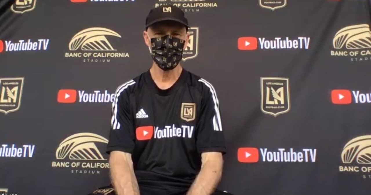 Bob Bradley, DT del LAFC, elogió a Chicharito, aunque se perderá el duelo con el Galaxy