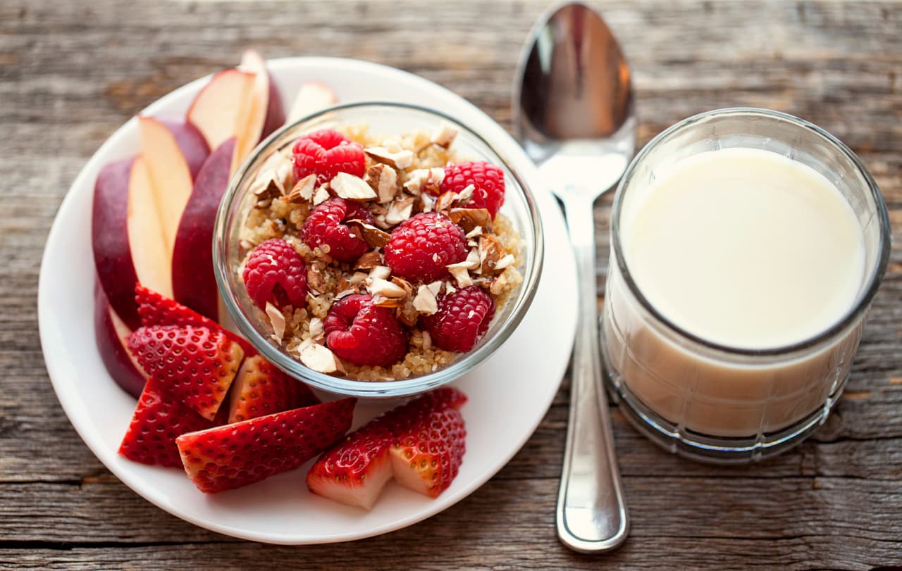 Si piensas cómo puedes preparar la quínoa, no debes angustiarte de más pues la puedes mezclar con todo lo que se te ocurra. No importa que sea salado o dulce.