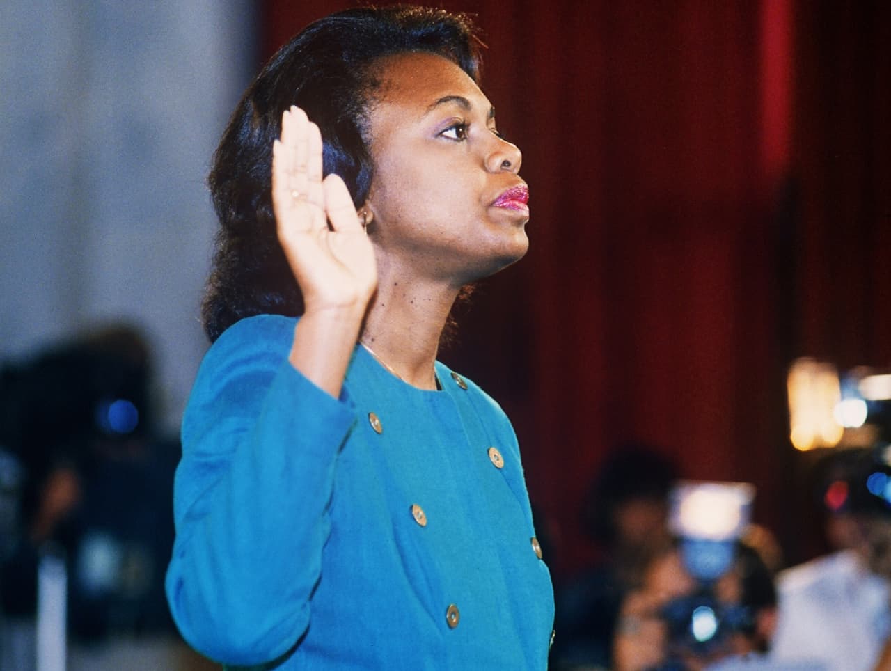 Anita Hill presta juramento frente al Comité Judicial del Senado en 1991.