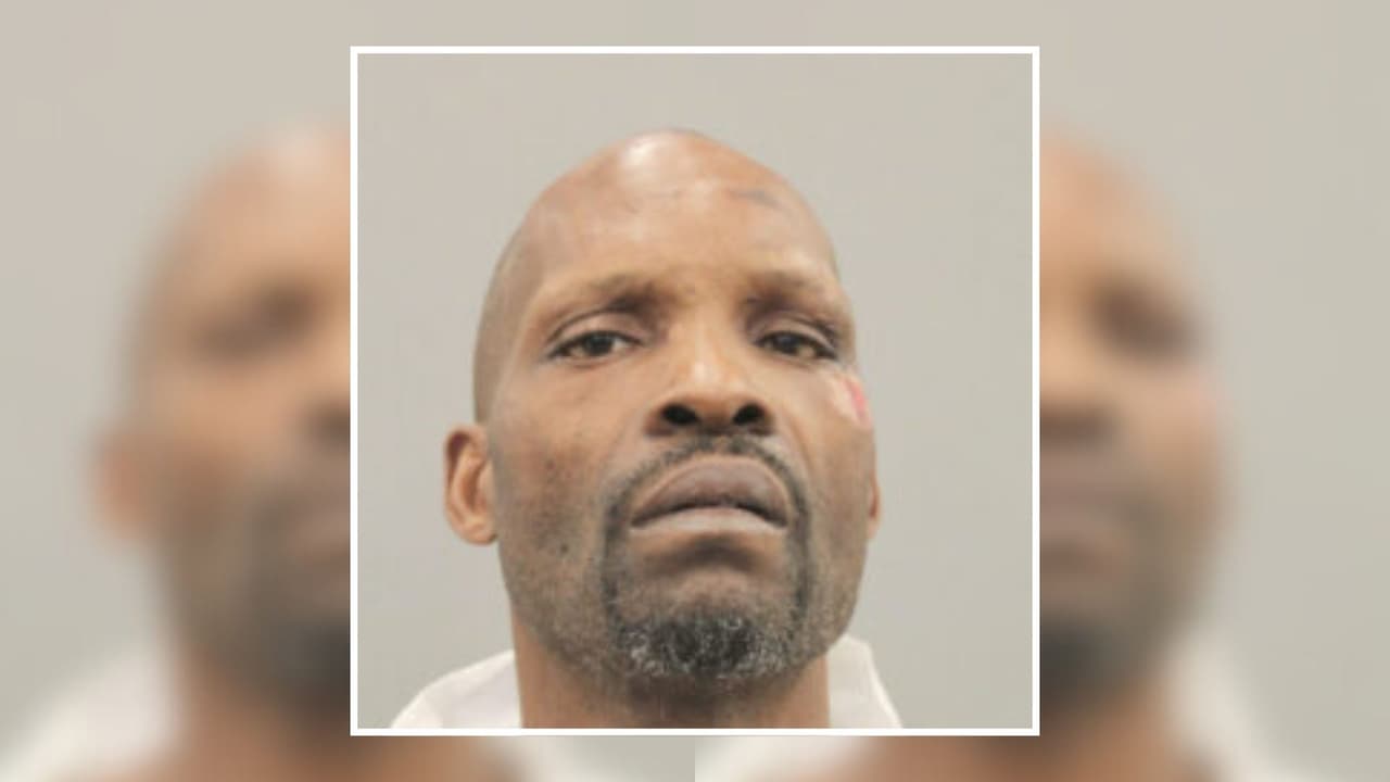 Acusan a un hombre de matar a puñaladas a su vecina y luego llamar al 911 para confesar el crimen