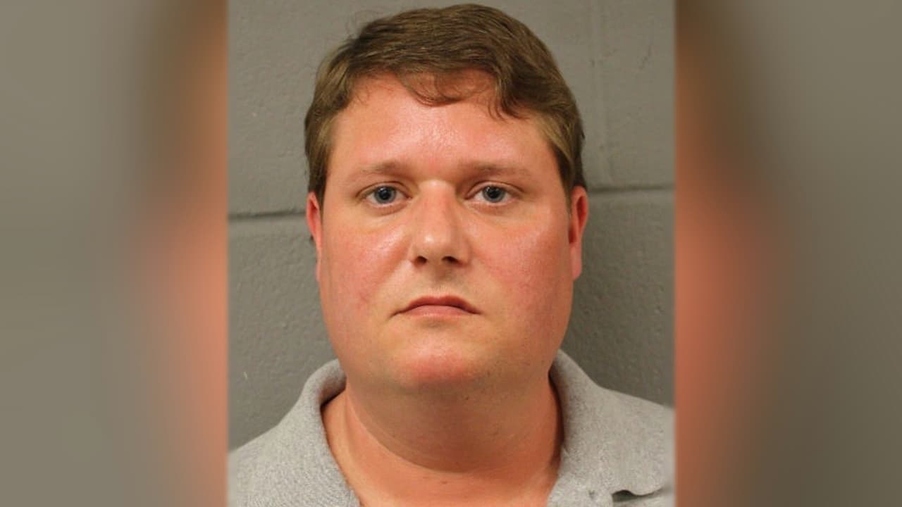 Arrestan a un conductor que atropelló a un peatón en un estacionamiento y huyó de la escena