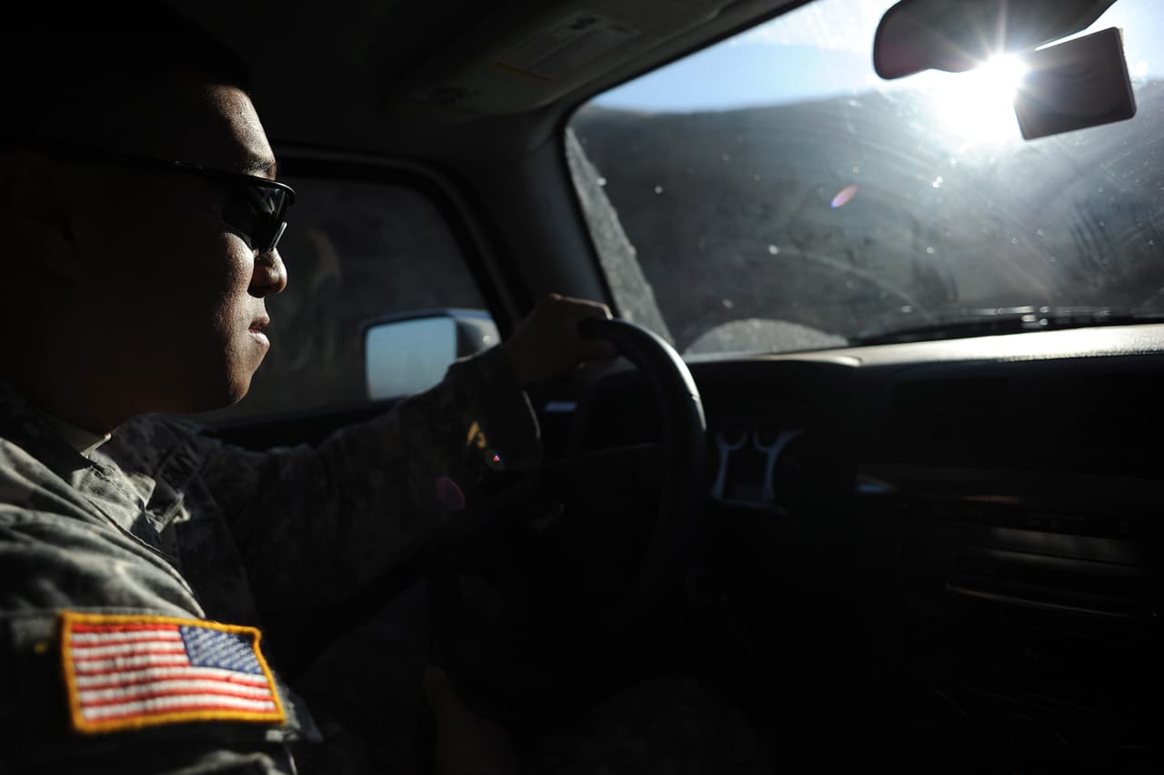 Contra los carteles. Un miembro de la Guardia Nacional de California conduce un automóvil hacia un puesto de vigilancia de la frontera con México en septiembre de 2010, a unas millas de San Diego. Los 1,200 miembros de la Guardia Nacional que mandó Obama se justificaron para prevenir la violencia fronteriza y responder al tráfico de drogas.