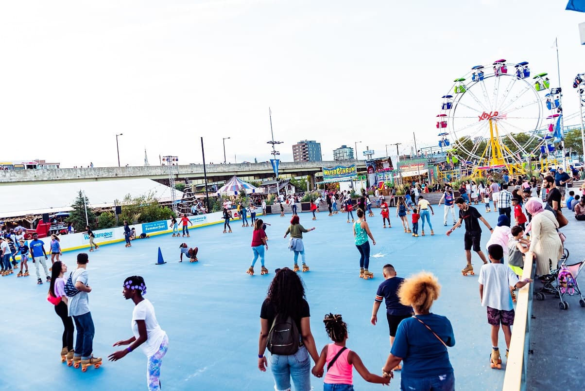 En el lugar también se encuentra un bar y un restaurante que sirven deliciosos bocadillos y una variedad de cervezas artesanales y cócteles veraniegos. Además, cuenta con un parque naturalista y una sala de juegos ofrecen a los niños más oportunidades para divertirse cuando se necesita un descanso del patinaje.