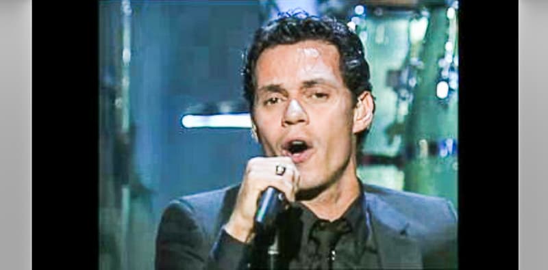 Marc Anthony cantó 'Viviendo', canción que forma parte de su último material en español. Este álbum le hizo permanecer catorce semanas en la lista de éxitos de Billboard 'Top Latin Albums'.