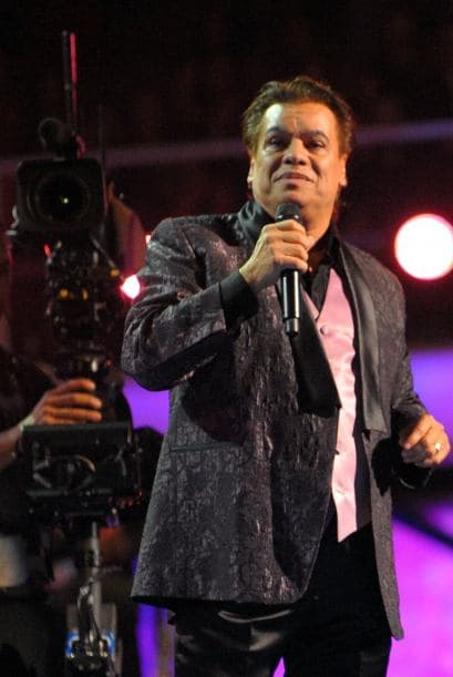 'El Divo de Juárez' celebró y agradeció todas las muestras de cariño tras recibir el Premio a la Excelencia.