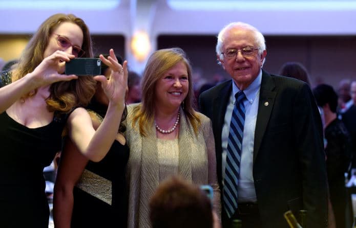 Bernie Sanders con su mujer en la cena de corresponsales de la Casa Blanca.