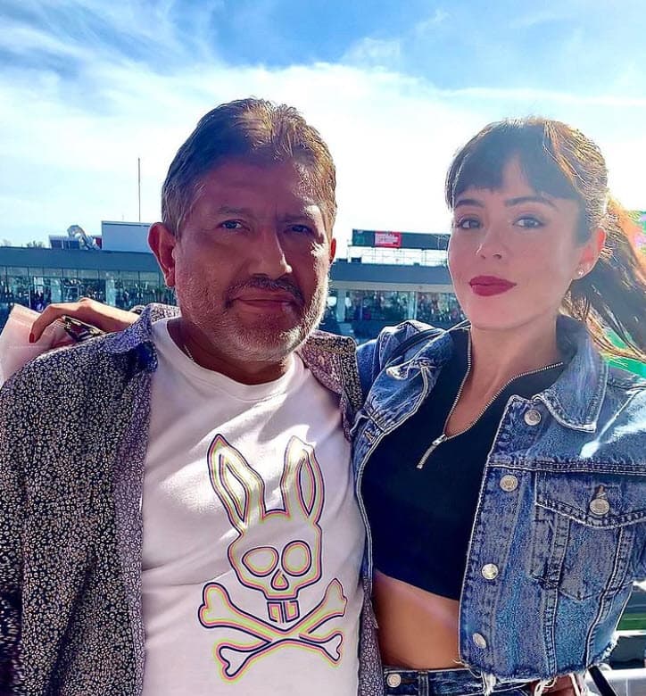 Osorio agregó que al igual que Eduardo, él también está al pendiente de su pareja: "
<b><a href="https://www.univision.com/famosos/juan-osorio-se-casa-novia-eva-daniela-fotos">Yo también cuido a mi mujer</a></b>, lo que es tuyo hay que cuidarlo, todo muy bien".
<br>