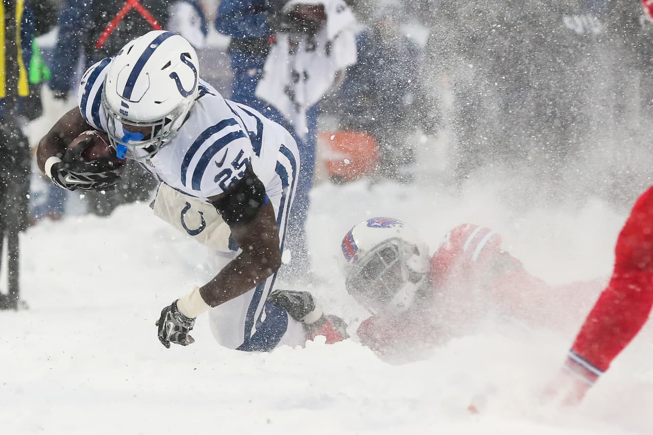 Con una nevada espectacular en el Estadio Ralph Wilson, los Buffalo Bills vencieron 13 - 7 a los Indianapolis Colts en tiempo extra.