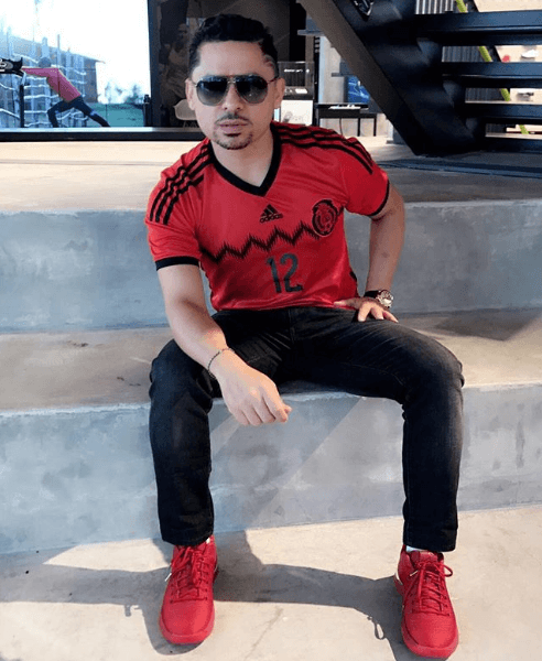 <b>Larry Hernández</b> no puede mirar un partido de México, sin antes ponerse su playera de la Selección.