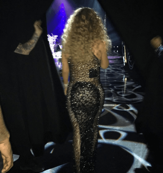 ¡Qué tamaño de booty! Así salió Carey al escenario en la primera noche de su regreso a Las Vegas.